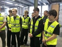 Студенты кафедры технологии машиностроения знакомятся с производством Студенты кафедры технологии машиностроения знакомятся с производством