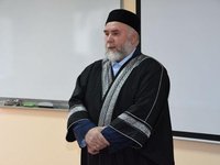 Таджикские студенты обсудили важность образования и нравственные ценности на встрече с имамом Таджикские студенты обсудили важность образования и нравственные ценности на встрече с имамом